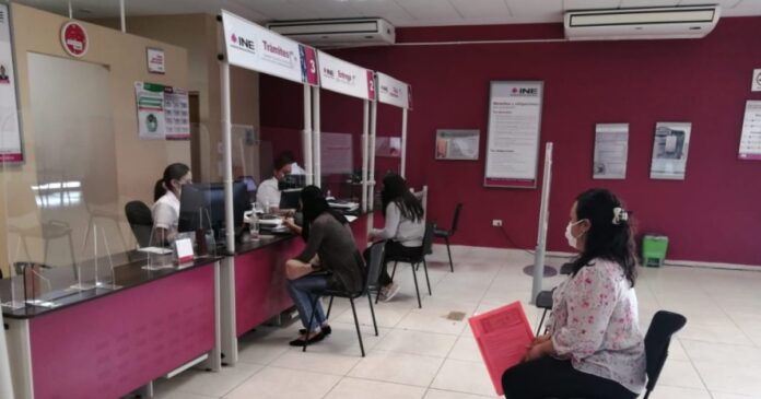 Trámite de reposición de INE en un módulo del Instituto Nacional Electoral en México. Foto: INE