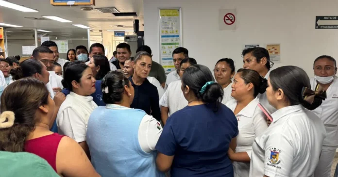 La presidenta de México, Claudia Sheinbaum, conversa con personal médico durante su visita a heridos del accidente ferroviario en un hospital de Oaxaca. Foto: Tomada de X