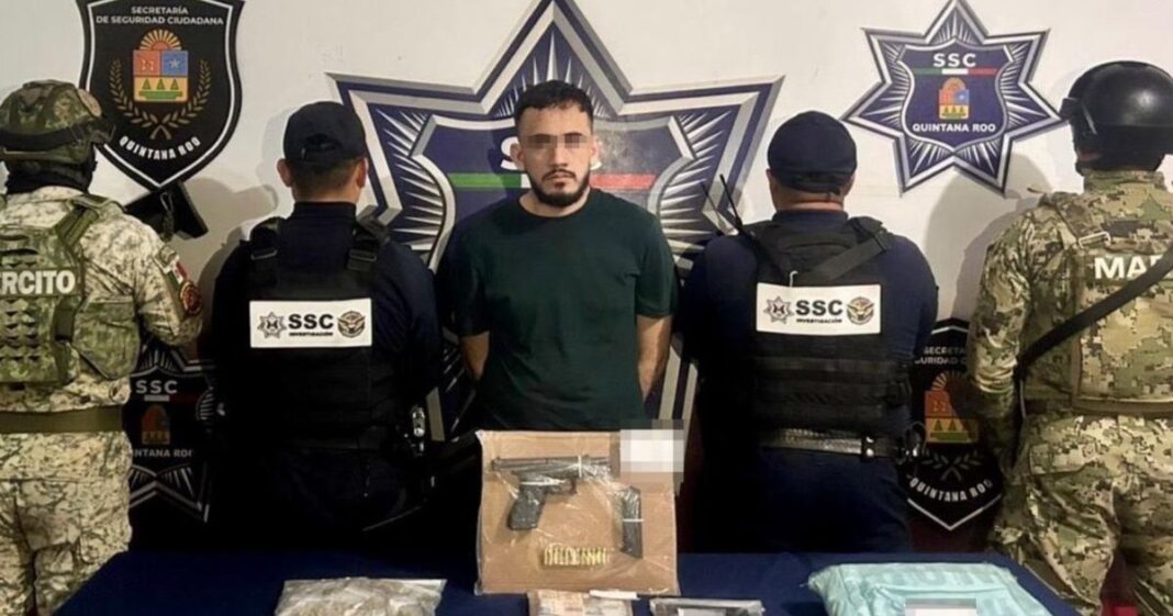 Emilio Alejandro ‘N’, alias ‘Danone’, fue detenido con armas, drogas y dinero en un operativo en Quintana Roo. Foto: Tomada de X
