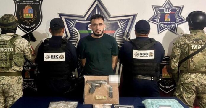 Emilio Alejandro ‘N’, alias ‘Danone’, fue detenido con armas, drogas y dinero en un operativo en Quintana Roo. Foto: Tomada de X