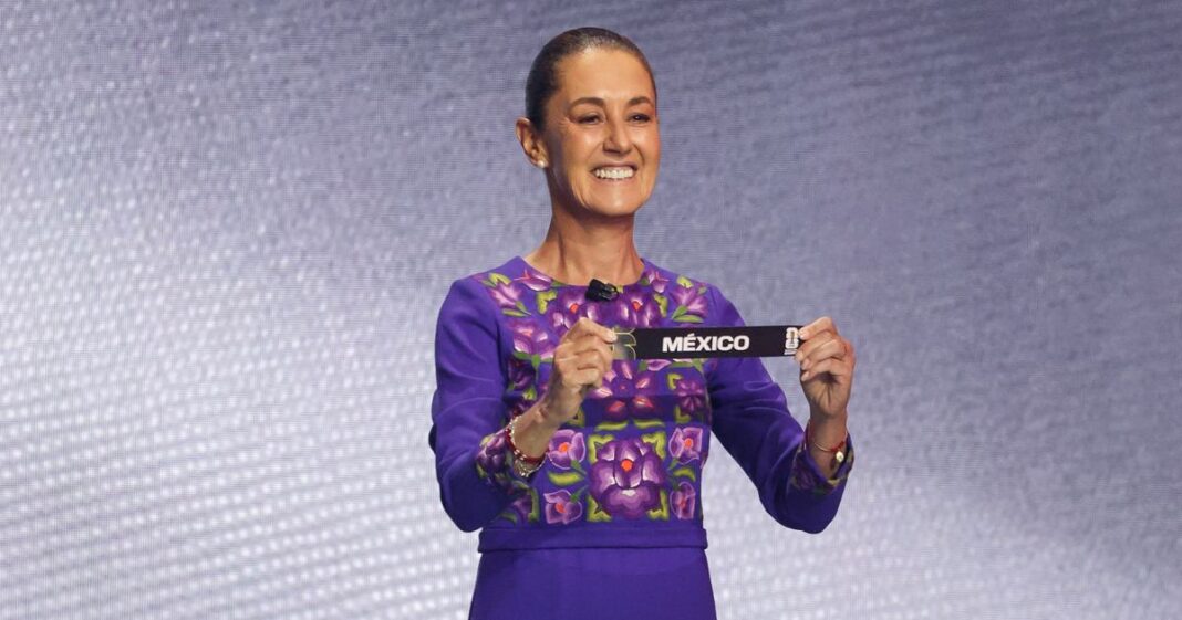 La presidenta de México, Claudia Sheinbaum, sostiene un papel con el nombre de su país durante el sorteo del Mundial de Futbol FIFA 2026. Foto: EFE