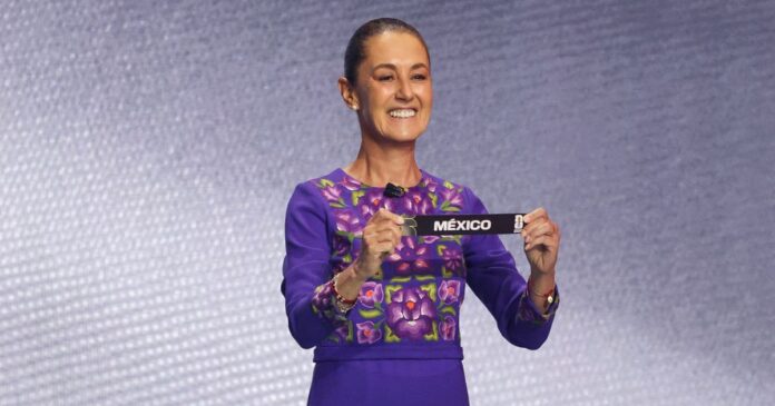 La presidenta de México, Claudia Sheinbaum, sostiene un papel con el nombre de su país durante el sorteo del Mundial de Futbol FIFA 2026. Foto: EFE