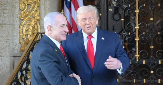El presidente de Estados Unidos, Donald Trump, y el primer ministro de Israel, Benjamín Netanyahu, durante su reunión en Florida. Foto: EFE