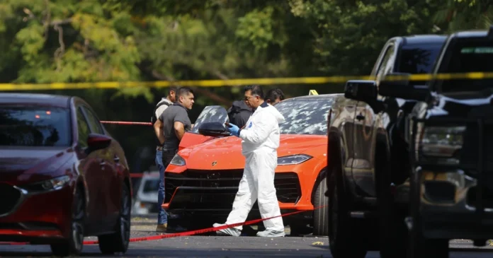 Elementos de seguridad resguardan la zona residencial de Guadalajara donde ocurrió el ataque armado que dejó tres personas muertas y varios heridos. Foto: EFE