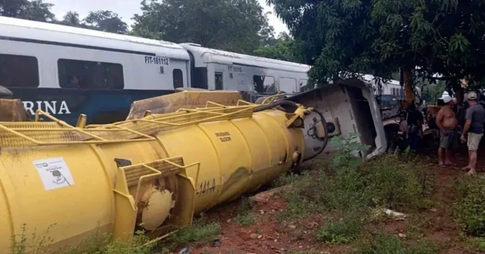 Tren Interoceánico de México tras el choque con un tráiler en el municipio de Pichucalco, Chiapas, incidente que no dejó personas lesionadas. Foto: Tomada de X