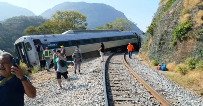 Elementos de rescate atienden a pasajeros tras el descarrilamiento del tren Interoceánico en la Línea Z, a la altura de Nizanda, Oaxaca. Foto: Tomada de X