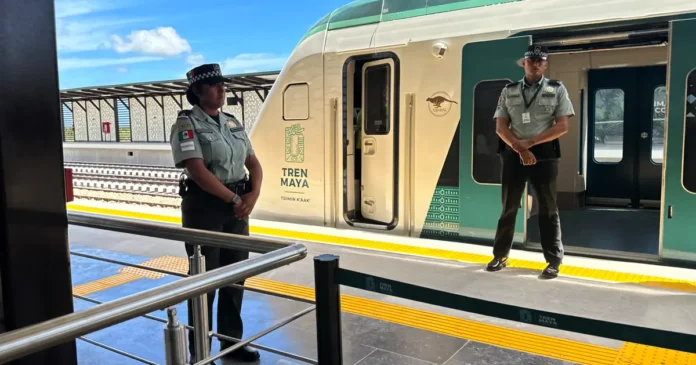 Un tren del proyecto Tren Maya recorre una estación del sureste mexicano, a dos años de su puesta en marcha entre críticas y expectativas. Foto: EFE