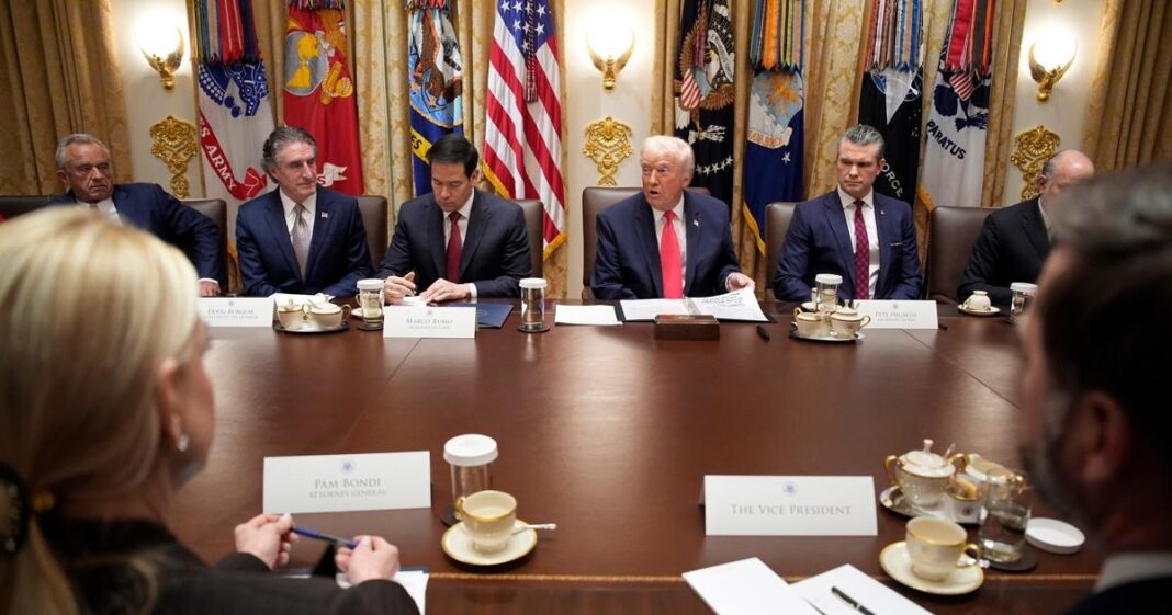 Donald Trump advirtió que EE.UU. podría extender operaciones antidrogas más allá de Venezuela. Foto: EFE