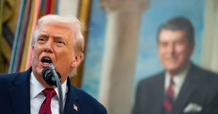 El presidente de Estados Unidos, Donald Trump, enfrenta a la BBC en una demanda por presunta difamación. Foto: EFE