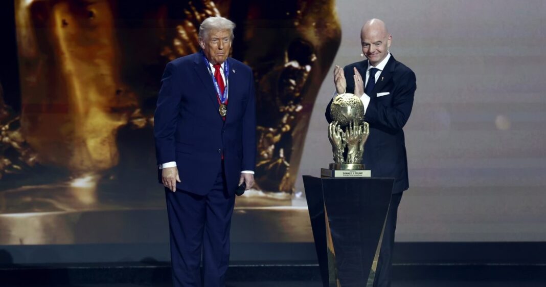 Gianni Infantino entrega a Donald Trump el primer Premio FIFA de la Paz durante un evento en Washington. Foto: EFE