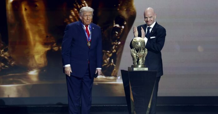 Gianni Infantino entrega a Donald Trump el primer Premio FIFA de la Paz durante un evento en Washington. Foto: EFE Gianni Infantino entrega a Donald Trump el primer Premio FIFA de la Paz durante un evento en Washington. Foto: EFE