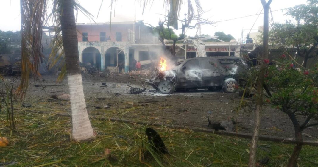 Una explosión frente a la Policía Comunitaria de Coahuayana dejó cinco muertos y cuatro heridos. Foto: Tomada de X