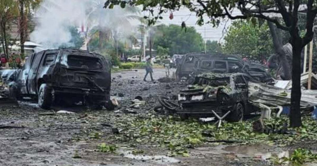 Los daños que dejó una explosión contra el cuartel de la Policía Comunitaria en Coahuayana, Michoacán. Foto: Tomada de X