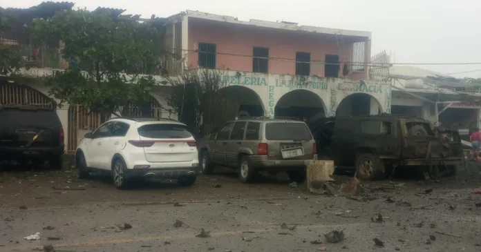 Peritos federales investigan la explosión de un vehículo frente a la Policía Comunitaria de Coahuayana, Michoacán. Foto: Tomada de X