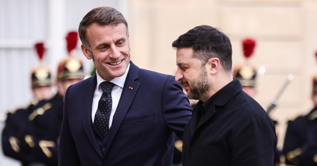 Volodímir Zelenski y Emmanuel Macron durante la reunión en el Palacio del Elíseo para reforzar la posición negociadora de Ucrania frente a Rusia. Foto: EFE