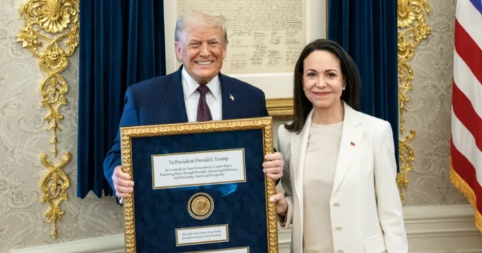 El presidente de Estados Unidos, Donald Trump, posando junto a la líder opositora venezolana María Corina Machado este jueves, en Washington. Foto: EFE/ Rastreo de Redes