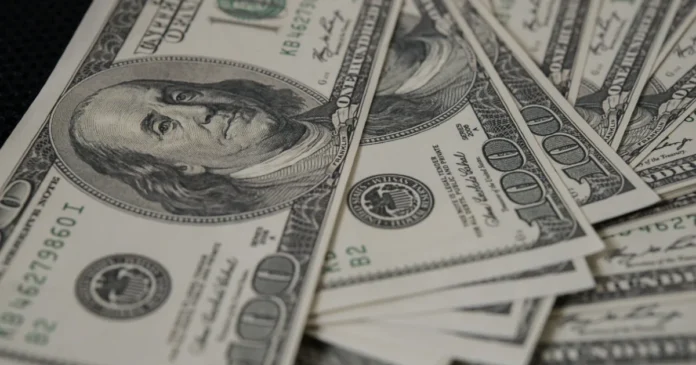 El dólar registró una baja frente al peso mexicano al cierre de este martes, según datos del Banco de México. Foto: Freepik IA