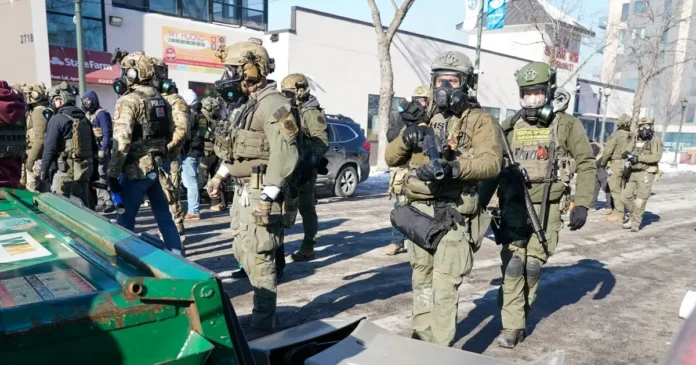 El gobernador Tim Walz anunció el despliegue de la Guardia Nacional de Minnesota tras la muerte de un hombre en Mineápolis durante un operativo federal. Foto: EFE/EPA/CRAIG LASSIG