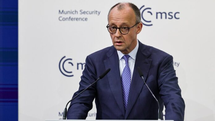 Friedrich Merz llamó a reforzar la OTAN y reparar la relación entre Europa y Estados Unidos. Foto: EFE/EPA/Ronald Witte