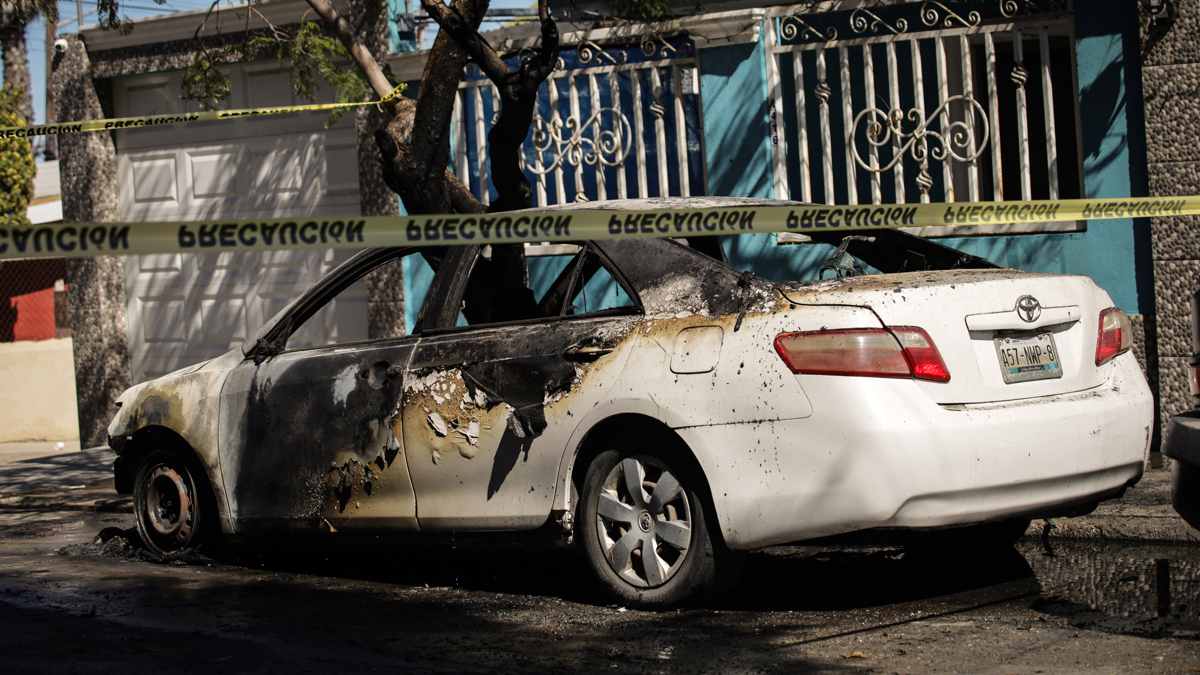 Vehículos fueron utilizados en bloqueos e incendios tras los hechos violentos. Foto: EFE/Joebeth Terríquez Vehículos fueron utilizados en bloqueos e incendios tras los hechos violentos. Foto: EFE/Joebeth Terríquez