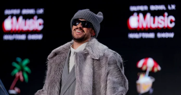 Bad Bunny durante una presentación previa al Super Bowl LX en California. Foto: EFE/Chris Torres