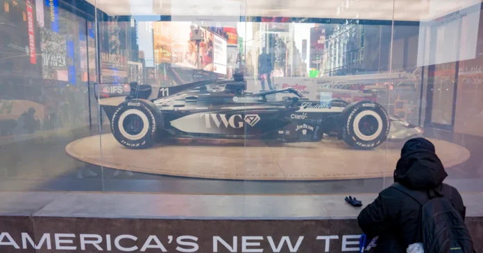 Una persona observa la exhibición de la escudería Cadillac F1 en Nueva York. Foto: EFE/Ángel Colmenares