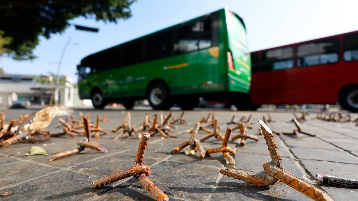 Autoridades reportaron bloqueos carreteros con vehículos incendiados en Jalisco y ponchallantas en vialidades. Foto: EFE/Francisco Guasco