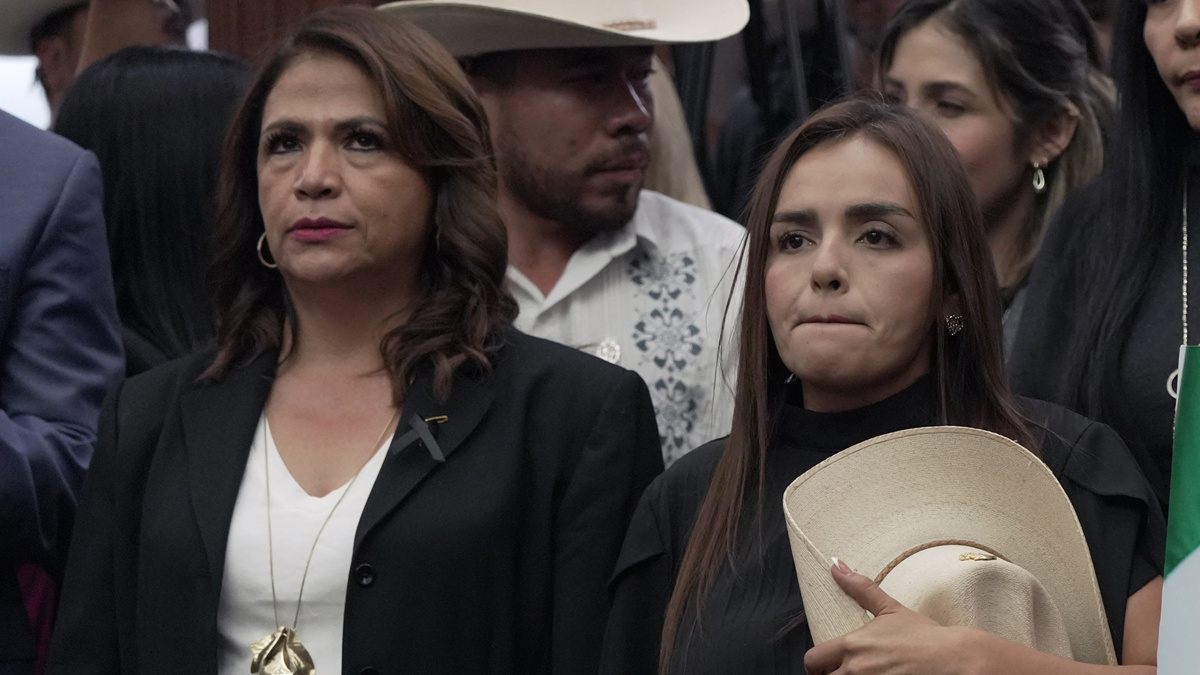 La viuda del alcalde Carlos Manzo, Grecia Quiroz (d), asiste a un evento en el Congreso de la ciudad de Morelia en Michoacán. Foto: EFE/Iván Villanueva/Archivo