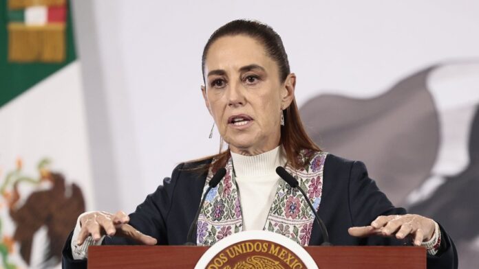 La presidenta de México, Claudia Sheinbaum, habla en una rueda de prensa este miércoles en el Palacio Nacional de Ciudad de México. Foto: EFE/José Méndez