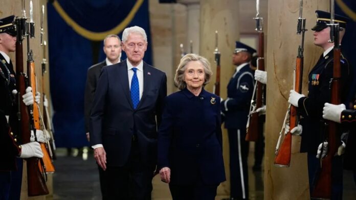 El expresidente Bill Clinton y la exsecretaria de Estado Hillary Clinton. Foto: EFE/EPA/Melina Mara/Archivo