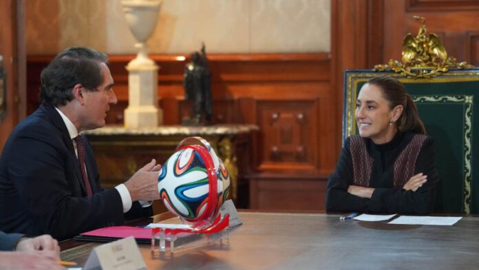 La presidenta Claudia Sheinbaum se reunió con directivos de Coca-Cola. Foto: @Claudiashein en X