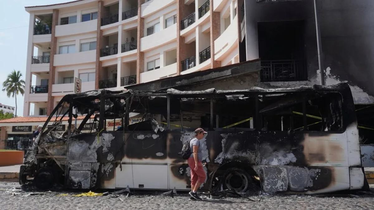 Negocios suspendieron actividades tras hechos violentos registrados el fin de semana en Puerto Vallarta tras el operativo en contra de ‘El Mencho’. Foto: EFE/Arturo Montero