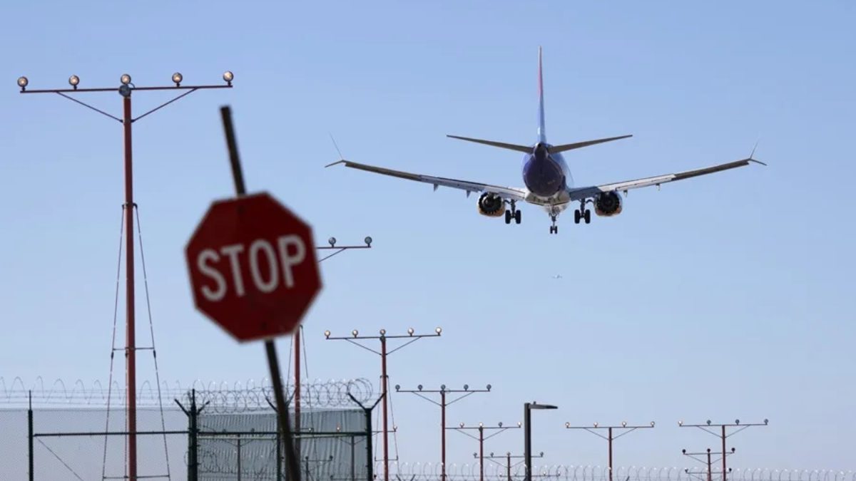 El cierre del espacio aéreo en El Paso provocó confusión en EE.UU. y México tras versiones sobre drones de cárteles. Foto: EFE/Allison Dinner/Archivo