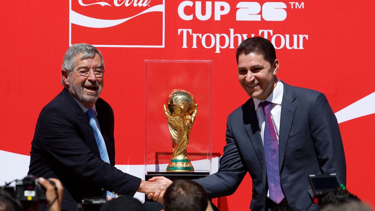 El trofeo de la Copa del Mundo FIFA llegó al AIFA para iniciar su gira por México rumbo al Mundial 2026. Foto: EFE/Sáshenka Gutiérrez