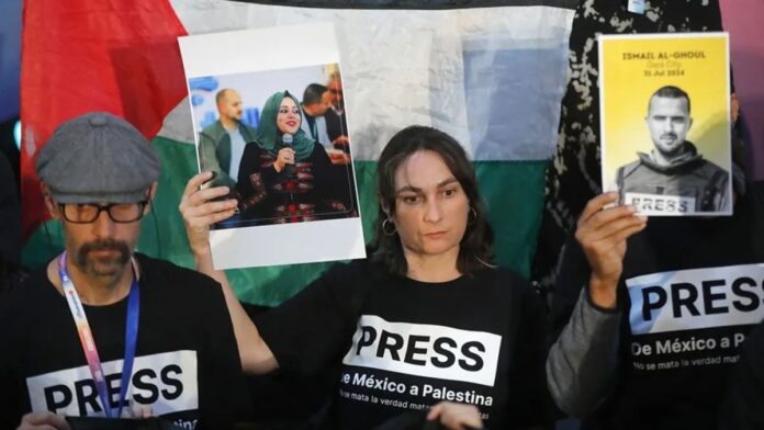 Periodistas mexicanos participan en una acción solidaria y protesta por los colegas detenidos, desaparecidos y asesinados en Gaza. EFE/Francisco Guasco/Archivo
