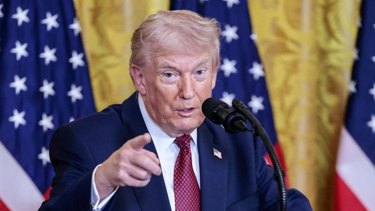 El presidente de Estados Unidos, Donald Trump, durante un discurso público tras presentar su demanda contra la BBC. Foto: EFE/EPA/Shawn Thew/POOL