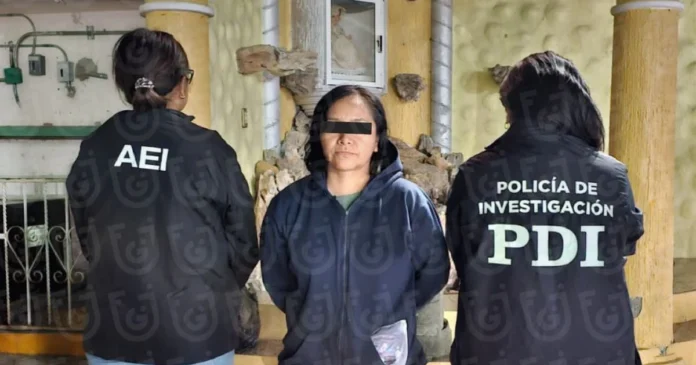 Agentes de investigación trasladan a la detenida al Centro Femenil de Reinserción Social Santa Martha Acatitla, en la Ciudad de México. Foto: Fiscalía CDMX