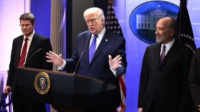 El presidente de Estados Unidos, Donald Trump, anuncia arancel global tras fallo judicial. Foto: EFE/Shawn Thew