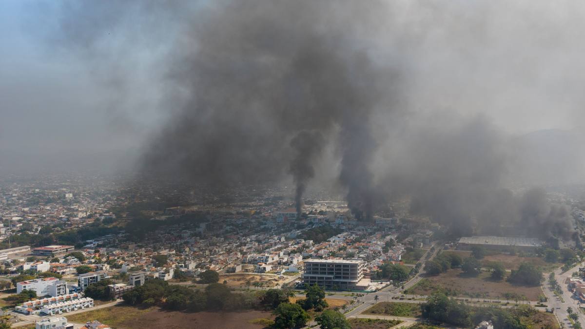 Las embajadas extranjeras emitieron alertas ante bloqueos y violencia en varios estados de México. Foto: EFE/ STR Las embajadas extranjeras emitieron alertas ante bloqueos y violencia en varios estados de México. Foto: EFE/ STR