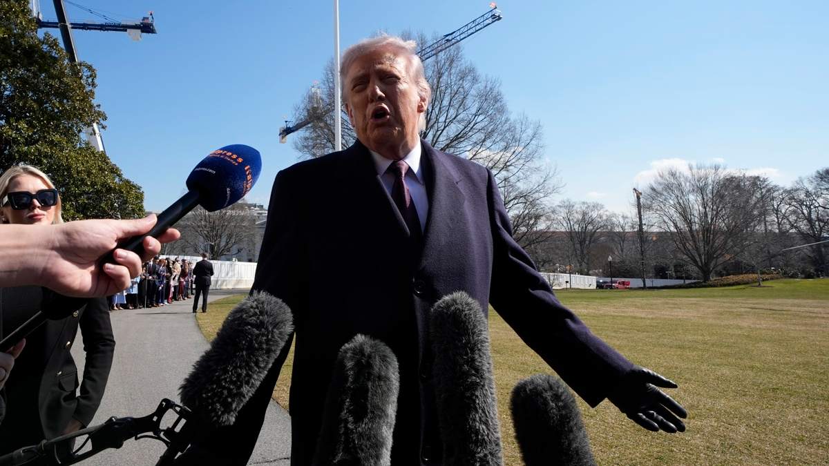 Trump aseguró que su Gobierno enfrenta una decisión clave respecto a Irán en medio de negociaciones sobre su programa nuclear. Foto: EFE/EPA/Yuri Gripas/POOL