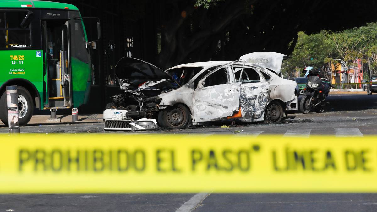 Bloqueos y vehículos incendiados se registraron tras el operativo federal en Jalisco. Foto: EFE/Francisco Guasco
