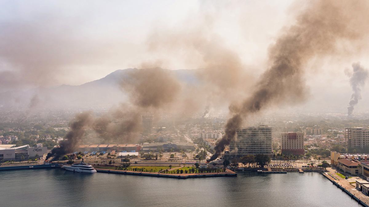 Incendios en Puerto Vallarta, Jalisco, tras ser abatido ‘El Mencho’, líder del CJNG. Foto: EFE/Gerardo Santillán Incendios en Puerto Vallarta, Jalisco, tras ser abatido ‘El Mencho’, líder del CJNG. Foto: EFE/Gerardo Santillán