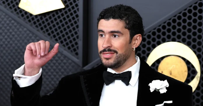 El cantante puertorriqueño de música urbana Bad Bunny posa en la alfombra roja de la 68º edición de los premios Grammy en Los Ángeles. Foto: EFE/Octavio Guzmán