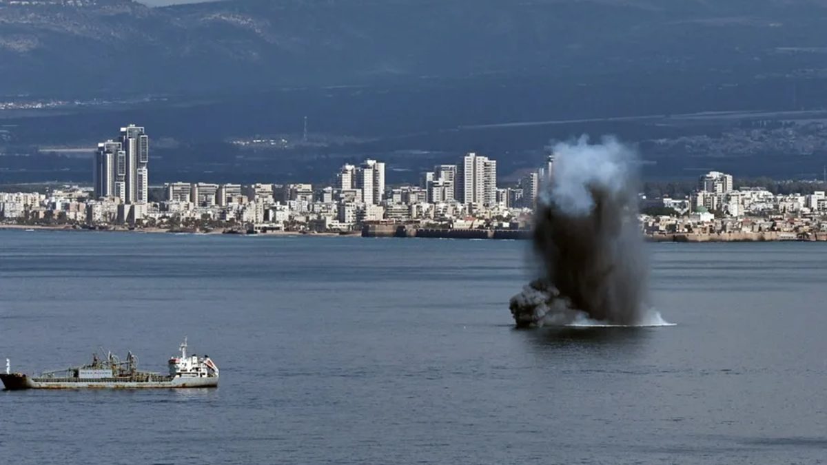 Un misil iraní impacta este sábado en el mar frente a Haifa, Israel. Foto: EFE/EPA/Atef Safadi
