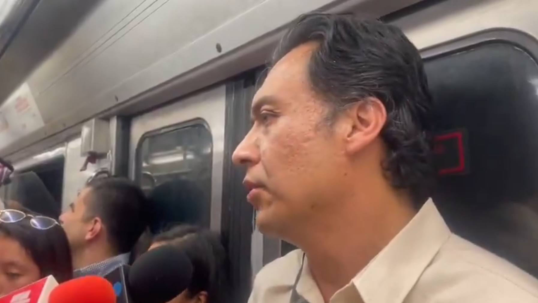 Marx Arriaga abandonó las instalaciones de la SEP tras recibir el oficio de remoción y se fue en Metro. Foto: Tomada de redes sociales Marx Arriaga abandonó las instalaciones de la SEP tras recibir el oficio de remoción y se fue en Metro. Foto: Tomada de redes sociales