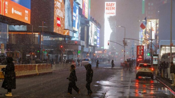 La gente cruza la calle en Times Square durante la tormenta de nieve invernal en Nueva York, Nueva York. Foto: EFE/Olga Fedorova
