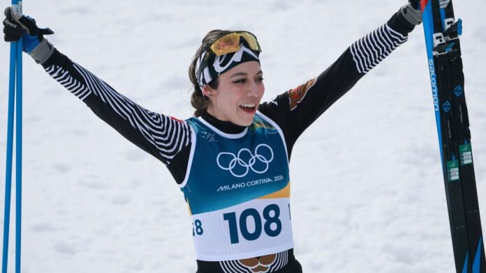Regina Martínez tras cruzar la meta en la prueba de 10 km de esquí de fondo en los Juegos Olímpicos de Invierno Milán Cortina 2026. Foto: EFE/Hannibal Hanschke