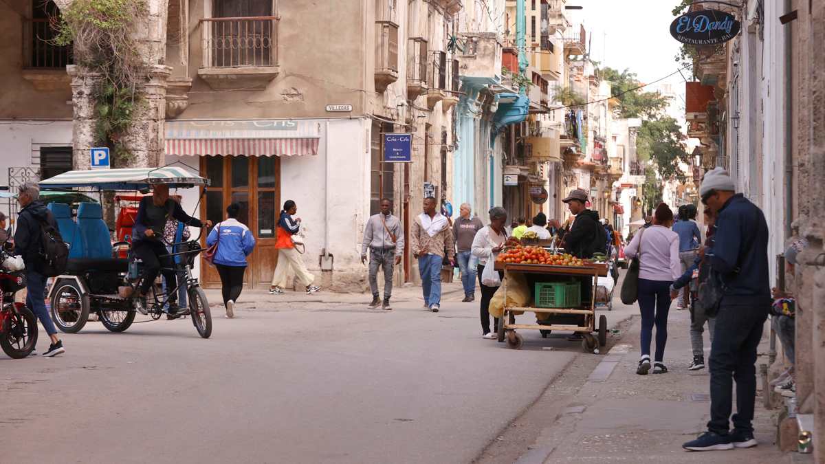 México evalúa facilitar un puente aéreo hacia Cuba como parte de su apoyo humanitario ante la crisis energética. Foto: EFE/Ernesto Mastrascusa