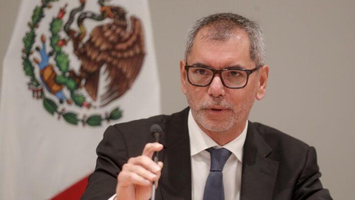 El secretario de Hacienda y Crédito Público, Edgar Amador, habla durante una rueda de prensa en Palacio Nacional de Ciudad de México. Foto: EFE/Isaac Esquivel/Archivo