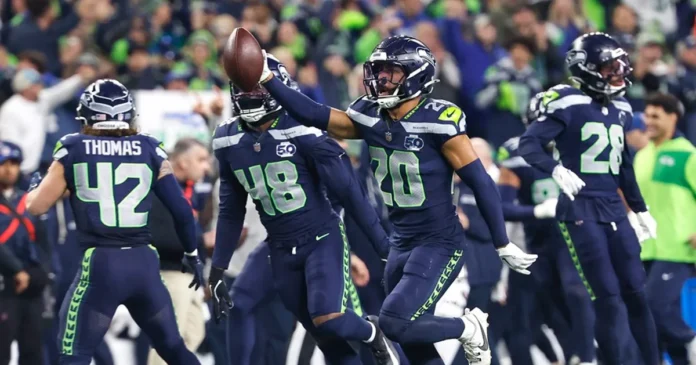 El jugador de los Seattle Seahawks Julian Love (i). Foto: EFE/EPA/John G. Mabanglo/Archivo
